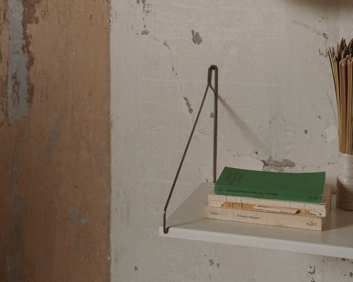 FRAMA - シングルシェルフ | ウォームホワイトスチール | D27 / W60