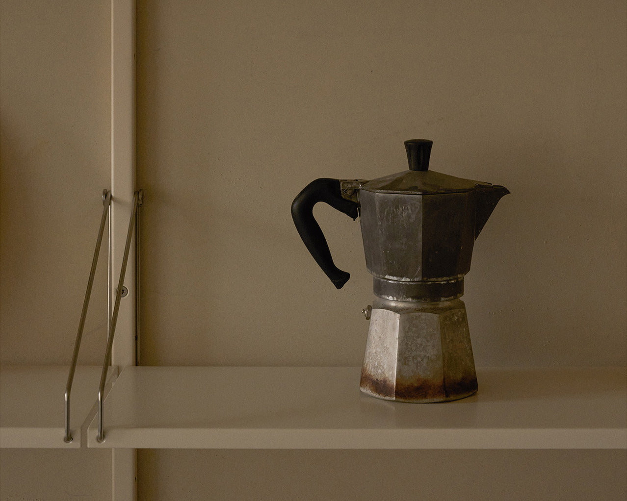 FRAMA - ライブラリーシェルフ | ウォームホワイトスチール | D20 / W60