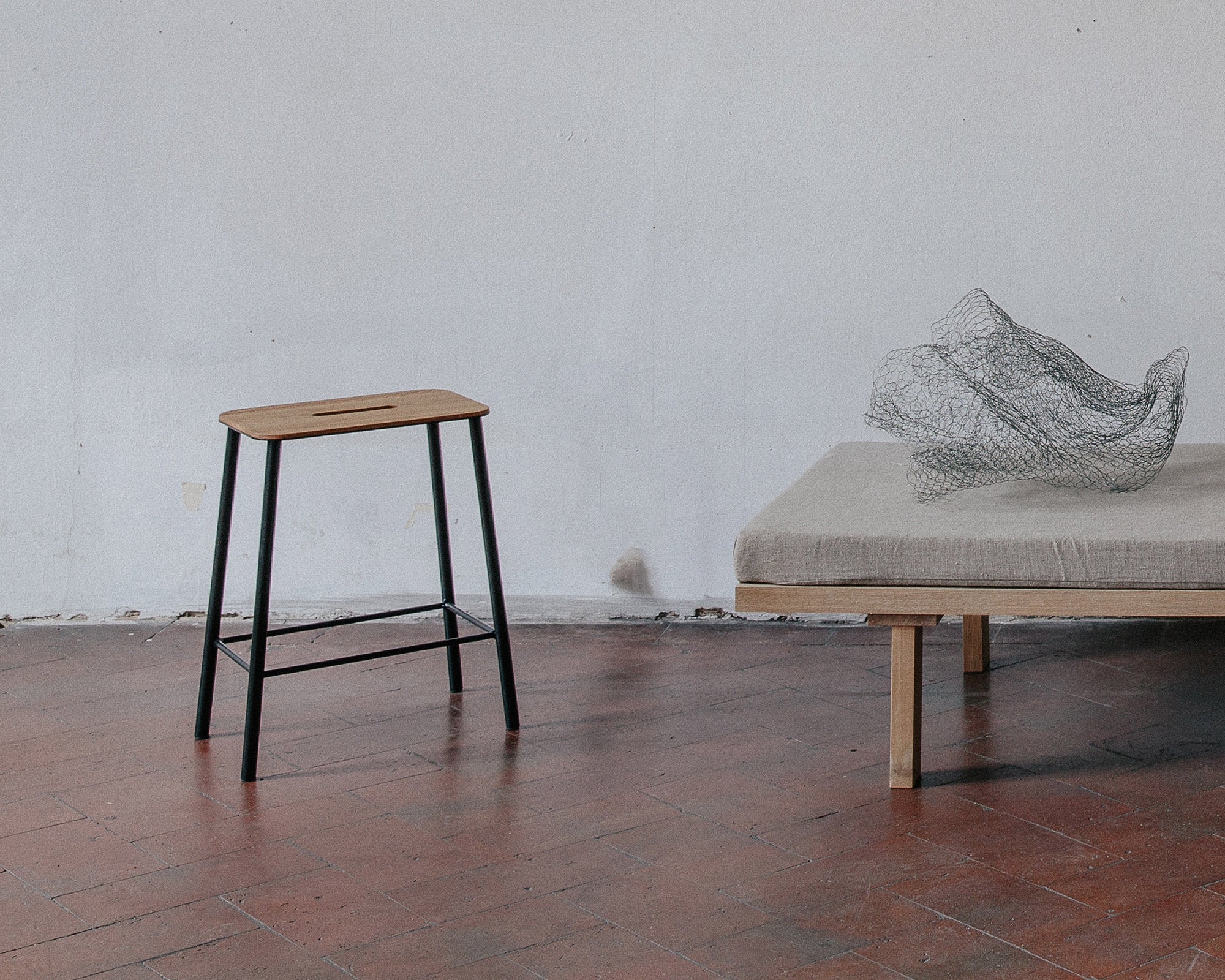 FRAMA - Adam スツール | ブラック / オーク | H50