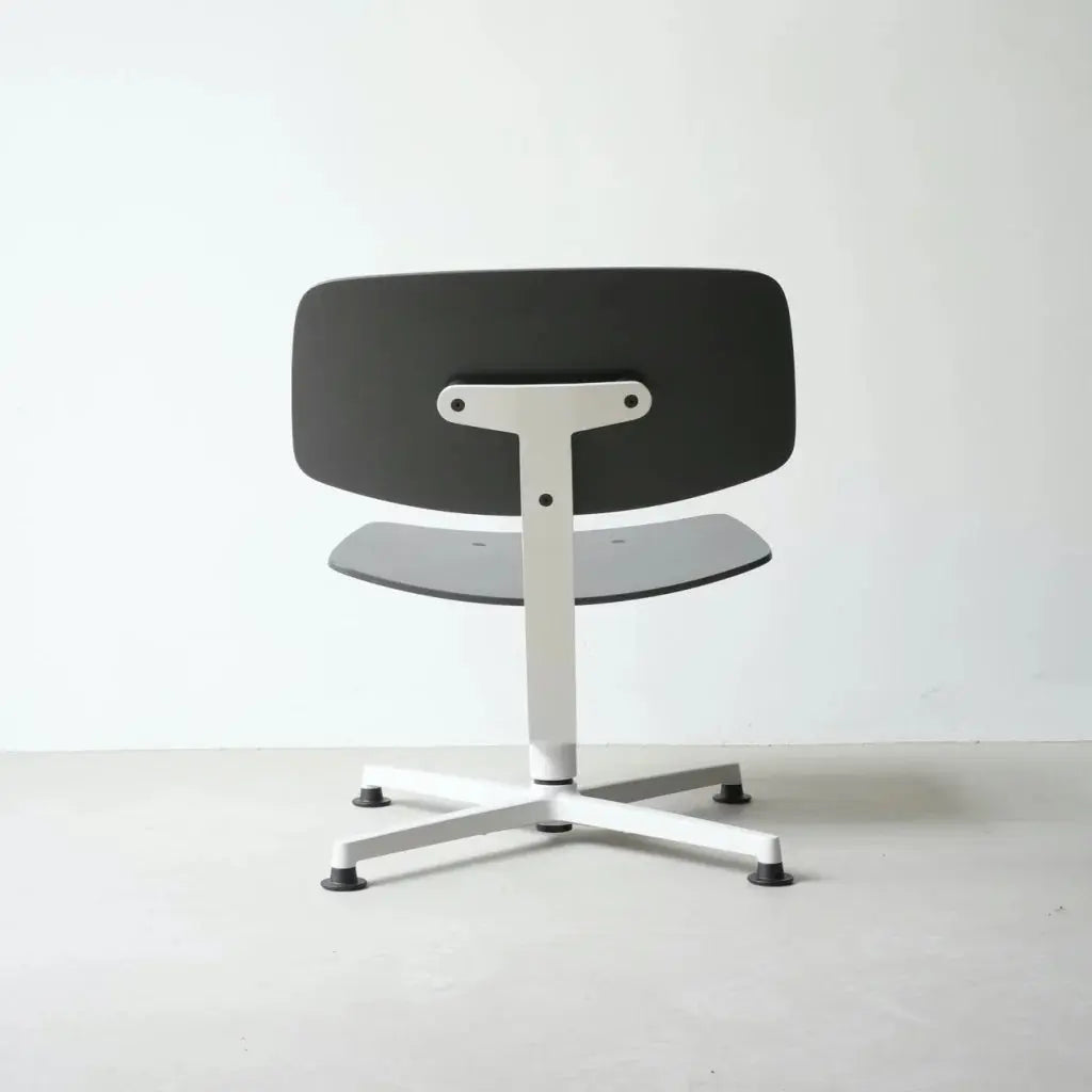 Arba lounge chair - Plywood - Light grey base / anthracite shell raawii