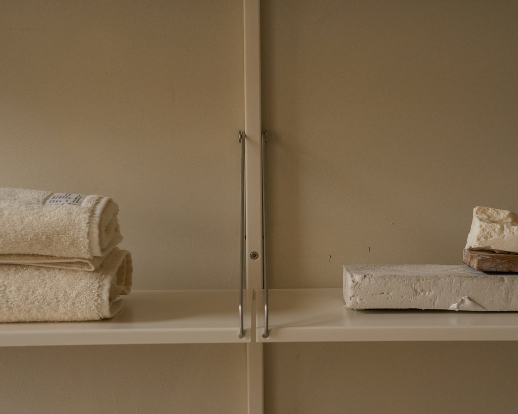 FRAMA - ライブラリーシェルフ | ウォームホワイトスチール | D20 / W80