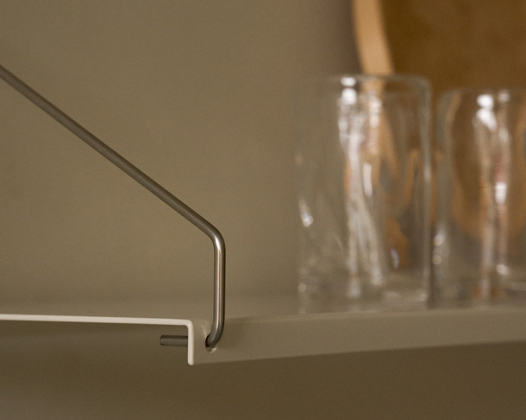 FRAMA - ライブラリーシェルフ | ウォームホワイトスチール | D27 / W40