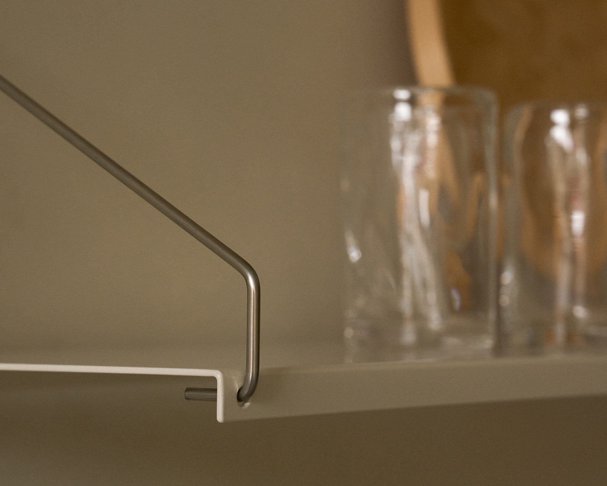 FRAMA - ライブラリーシェルフ | ウォームホワイトスチール | D27 / W80