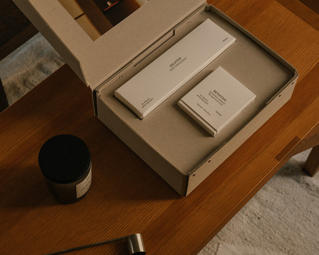 FRAMA - ギフトボックス：香り付きキャンドル + スナッファー | Beratan