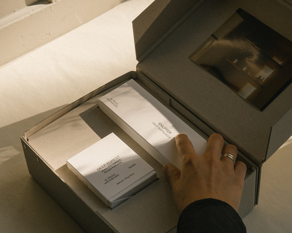 FRAMA - ギフトボックス：香り付きキャンドル + スナッファー | Deep Forest