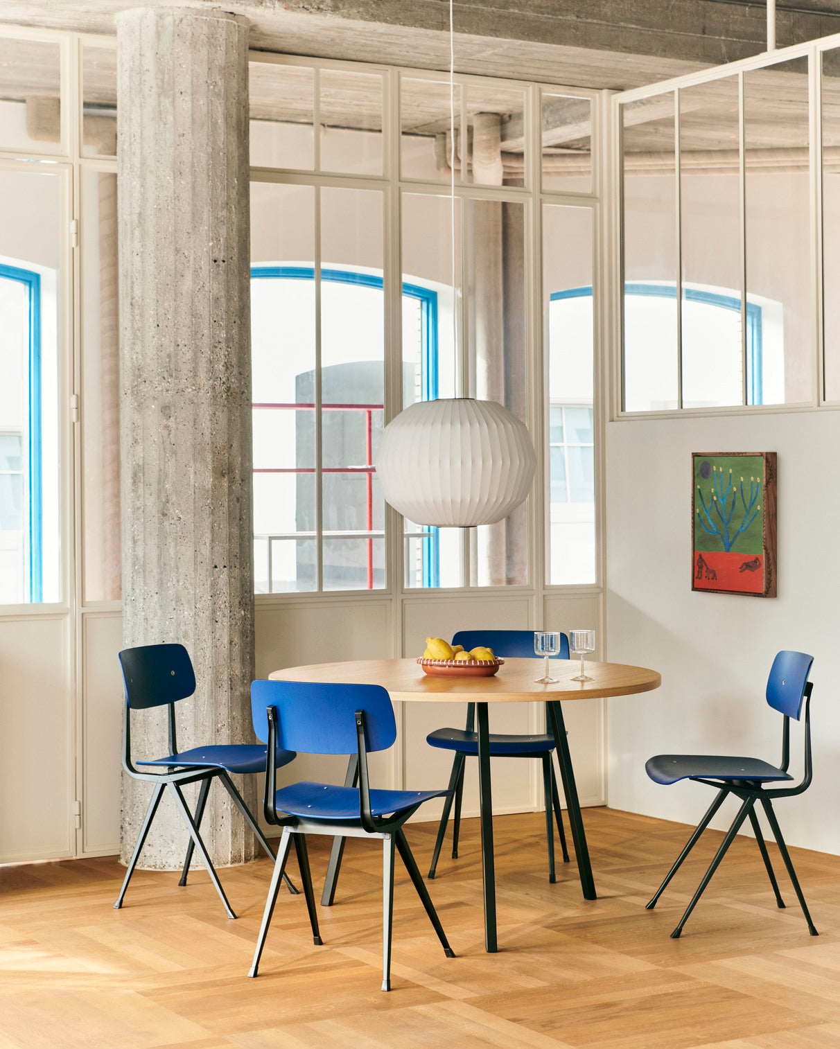 Loop Stand Round Table HAY