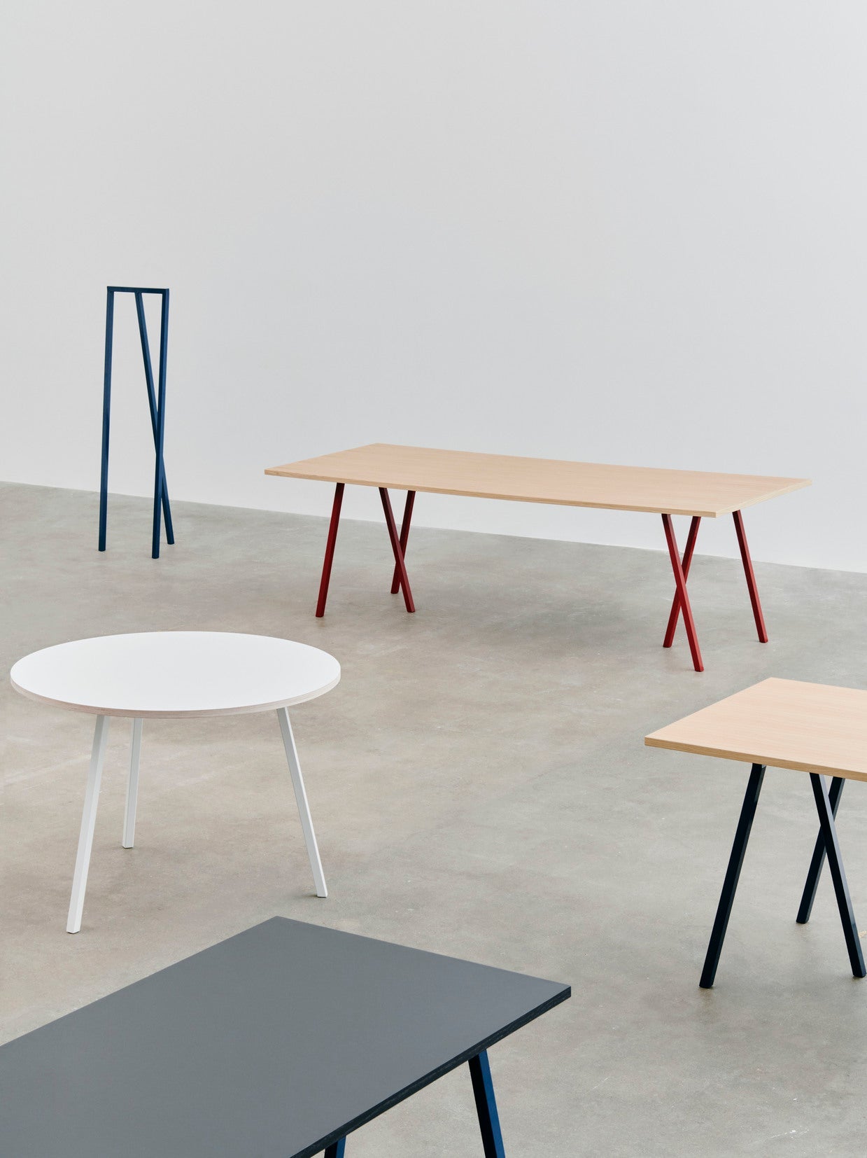 Loop Stand Round Table HAY