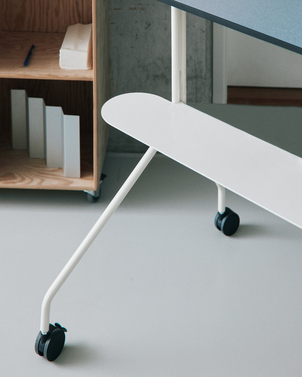 Moon PRO - Ultra Marine Pedestal